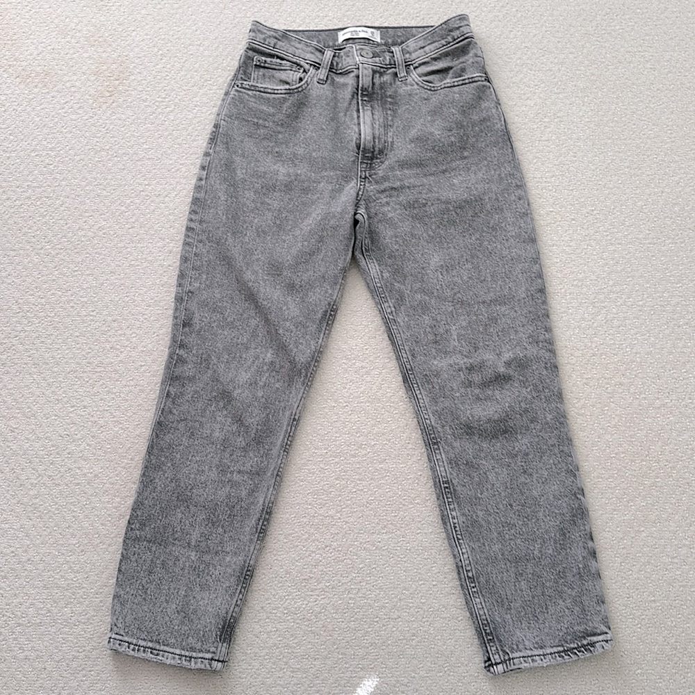 EXCELLENT condition Abercrombie The Mom High Rise Jean, Size 25/0 Short